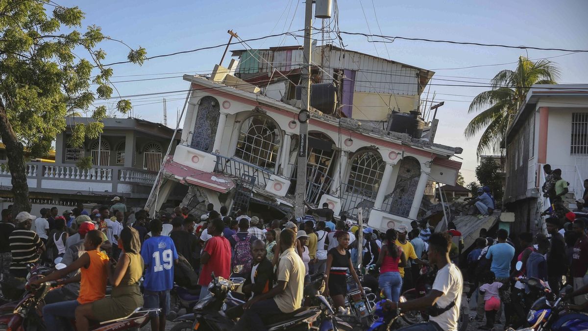 Počet mrtvých po sobotním zemětřesení na Haiti se zvýšil na 1419